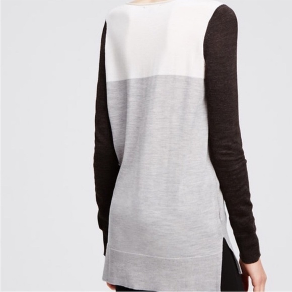 Ann Taylor Gray white charcoal color block v-neck merino wool sweater size XS - Picture 3 of 7
